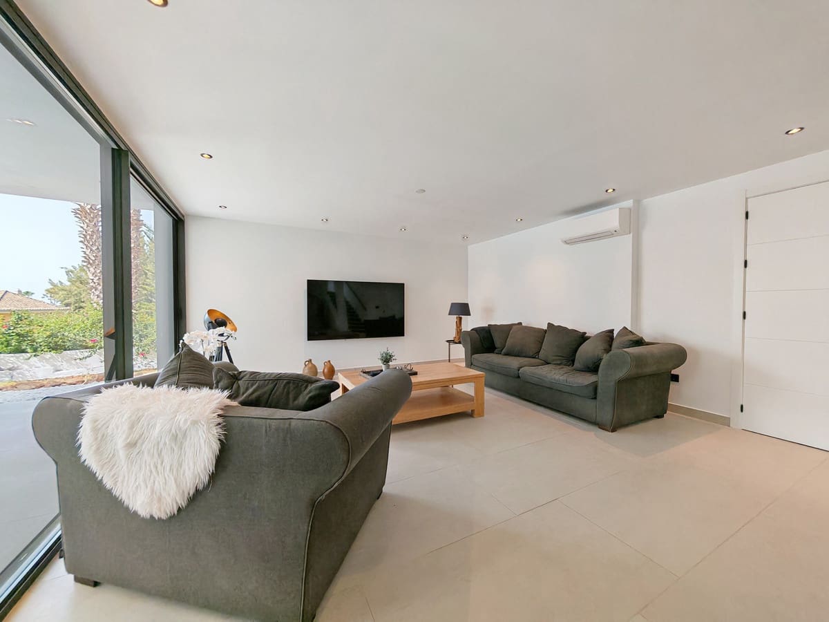 8 bedroom Villa for sale in Elviria with pool garage - € 2,450,000 (Ref: 9977303)