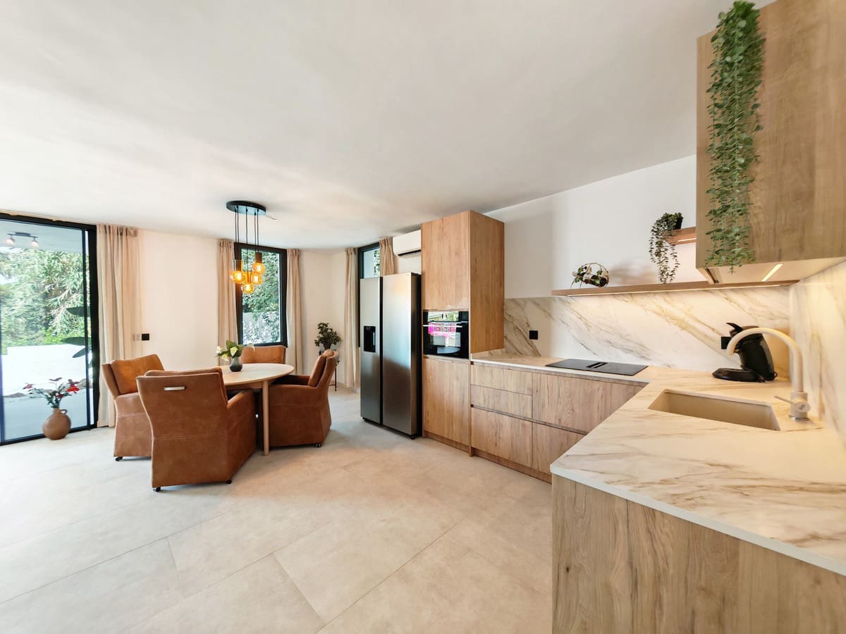 8 bedroom Villa for sale in Elviria with pool garage - € 2,450,000 (Ref: 9977303)