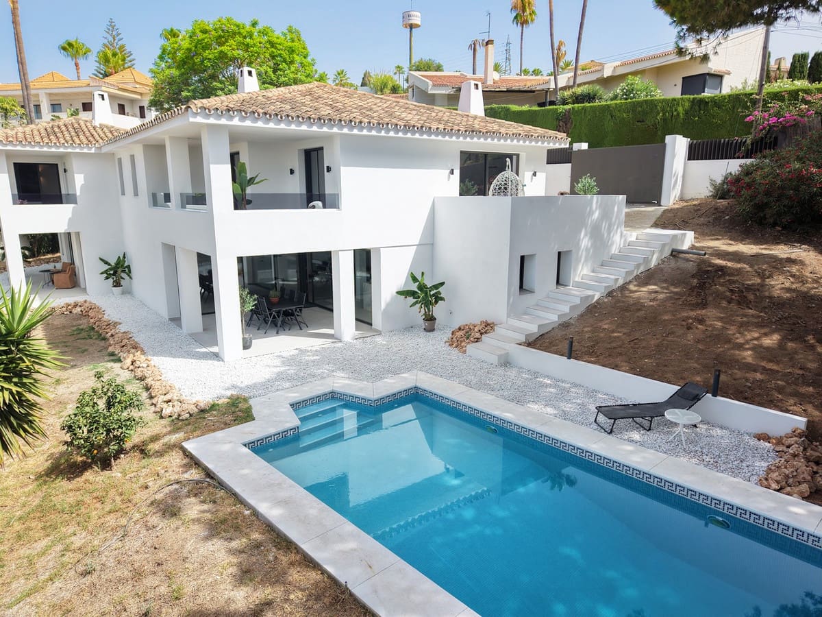 8 bedroom Villa for sale in Elviria with pool garage - € 2,450,000 (Ref: 9977303)