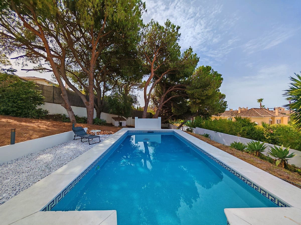 8 bedroom Villa for sale in Elviria with pool garage - € 2,450,000 (Ref: 9977303)