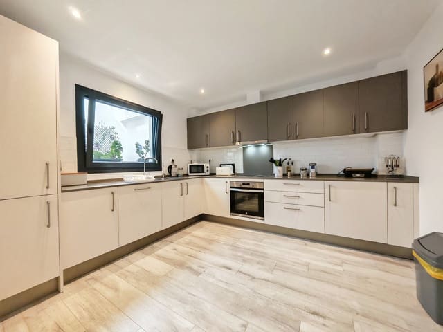 3 soverom Hus til salgs i Elviria, Marbella med svømmebasseng garasje - € 625 000 (Ref: 9979791)