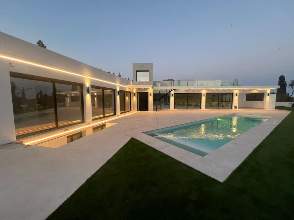 5 bedroom Villa for sale in Mijas Costa with pool garage - € 2,548,000 (Ref: 7935372)