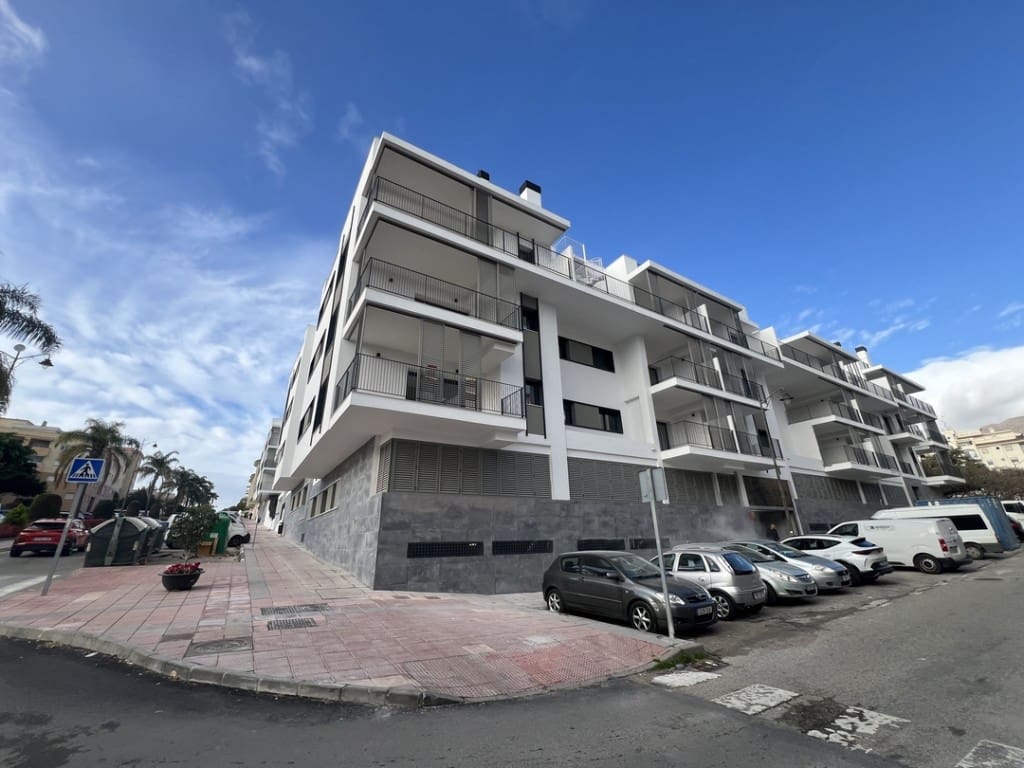 2 bedroom Apartment for sale in Estepona with pool garage - € 689,000 (Ref: 7937327)