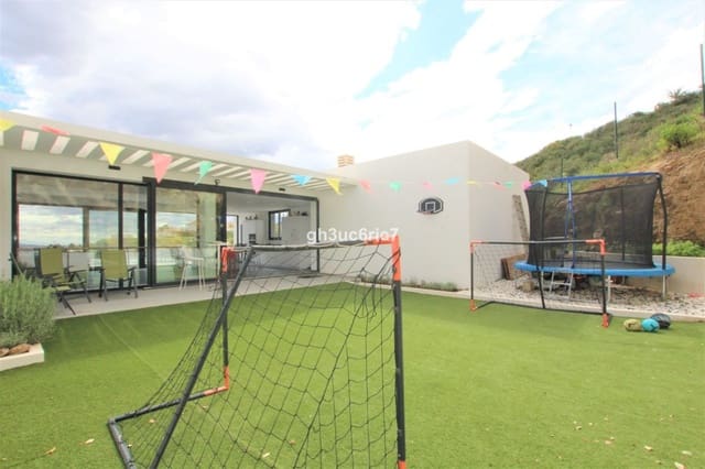 Chalet de 4 habitaciones en La Cala de Mijas, Mijas en venta con piscina garaje - 1.300.000 € (Ref: 8461602)