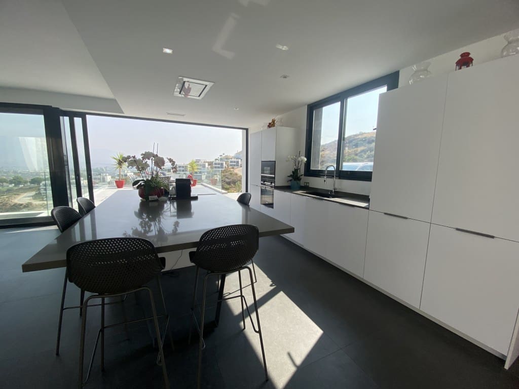 4 sypialnia Willa na sprzedaż w La Cala de Mijas z basenem garażem - 1 300 000 € (Ref: 8461602)