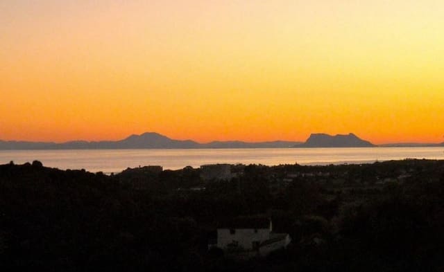 Building Plot for sale in New Golden Mile, Estepona - € 975,000 (Ref: 8461604)