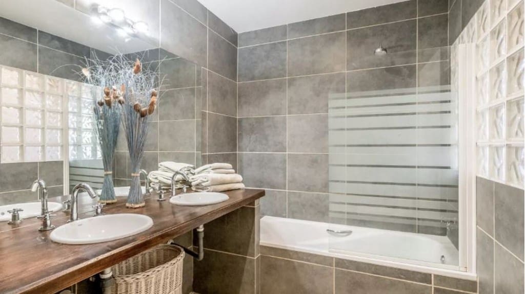 3 bedroom Villa for sale in Estepona with pool - € 1,295,000 (Ref: 8480708)