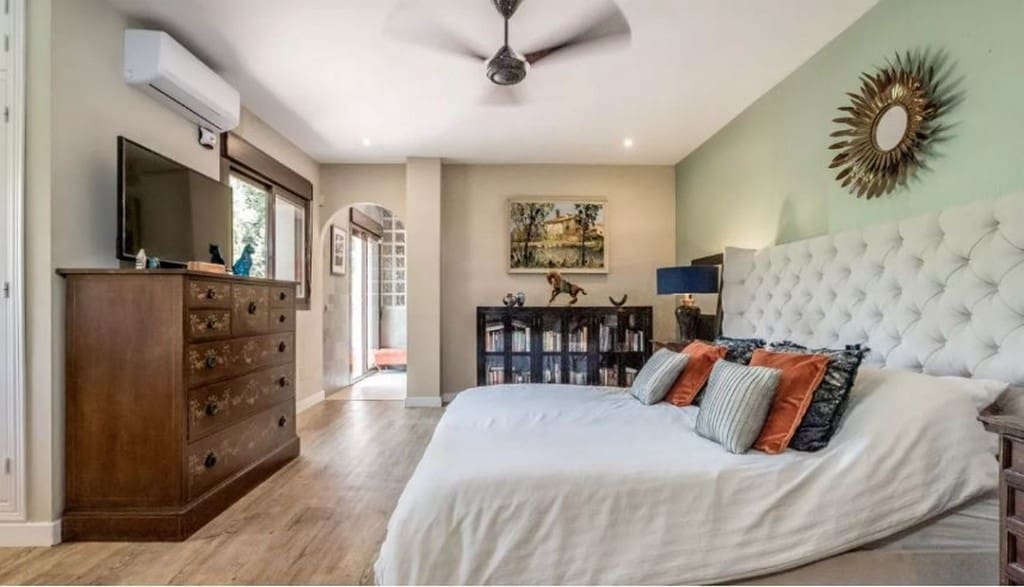 3 bedroom Villa for sale in Estepona with pool - € 1,295,000 (Ref: 8480708)