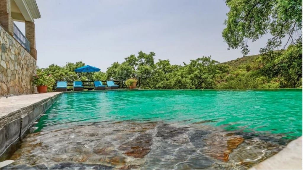 3 bedroom Villa for sale in Estepona with pool - € 1,295,000 (Ref: 8480708)