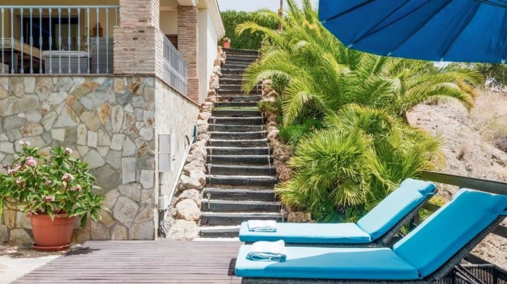 3 bedroom Villa for sale in Estepona with pool - € 1,295,000 (Ref: 8480708)