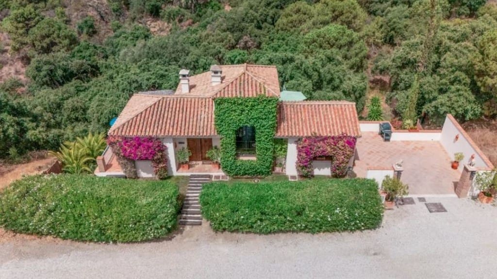 3 bedroom Villa for sale in Estepona with pool - € 1,295,000 (Ref: 8480708)