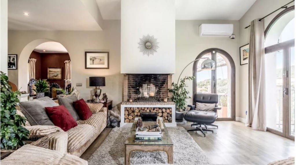 3 bedroom Villa for sale in Estepona with pool - € 1,295,000 (Ref: 8480708)