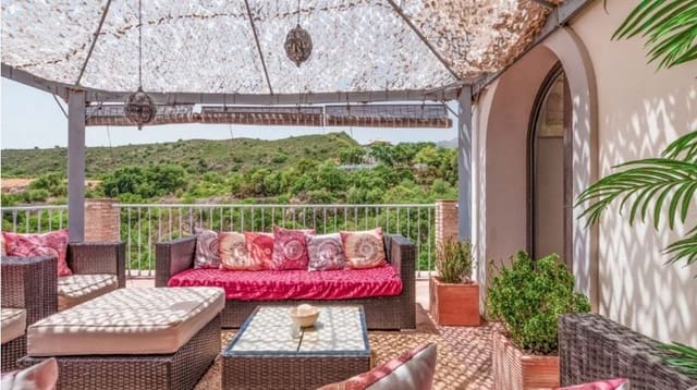 3 bedroom Villa for sale in Estepona with pool - € 1,295,000 (Ref: 8480708)