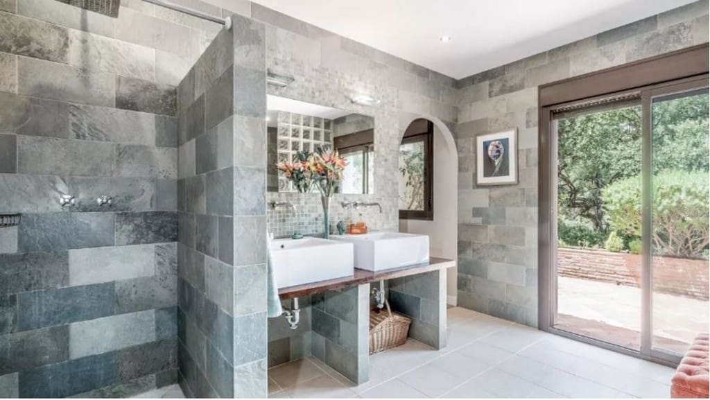 3 bedroom Villa for sale in Estepona with pool - € 1,295,000 (Ref: 8480708)