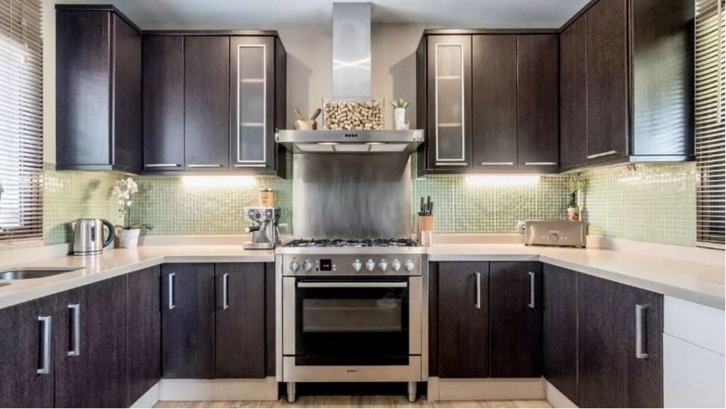 3 bedroom Villa for sale in Estepona with pool - € 1,295,000 (Ref: 8480708)