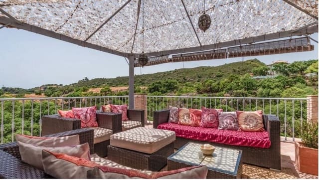 3 bedroom Villa for sale in Estepona with pool - € 1,295,000 (Ref: 8480708)