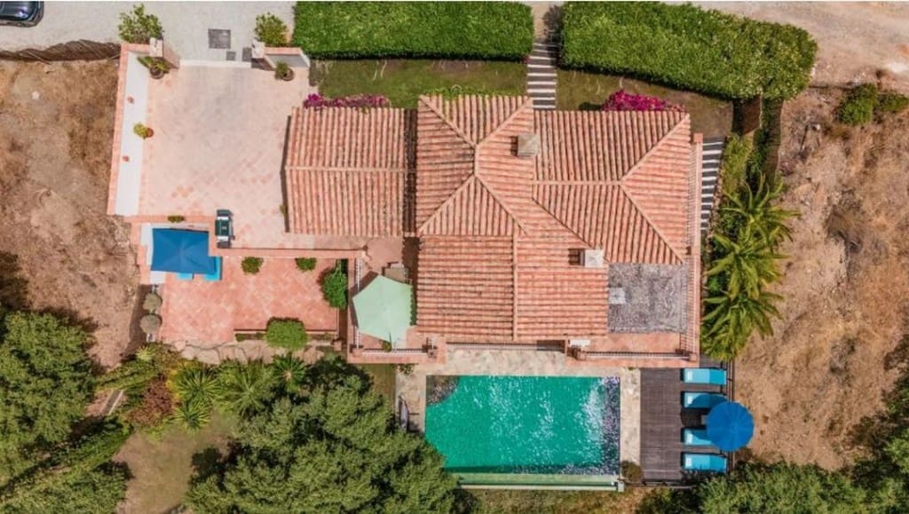 3 bedroom Villa for sale in Estepona with pool - € 1,295,000 (Ref: 8480708)