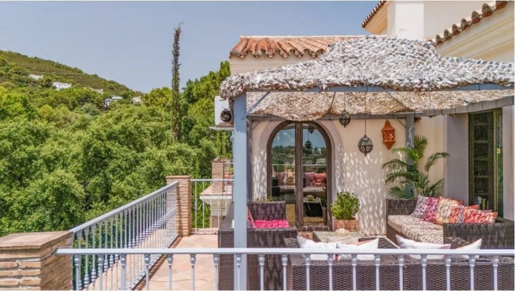 3 bedroom Villa for sale in Estepona with pool - € 1,295,000 (Ref: 8480708)