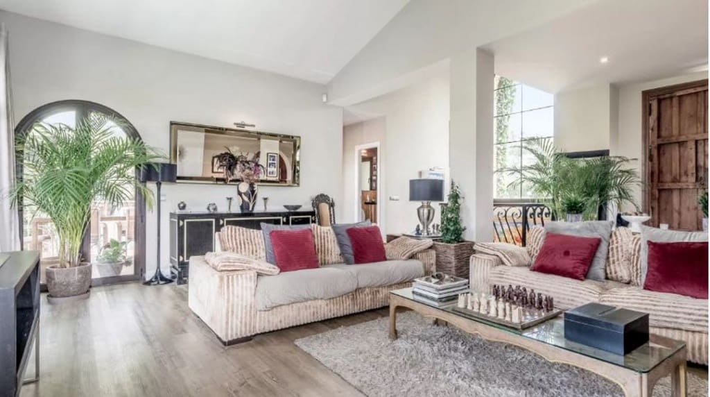 3 bedroom Villa for sale in Estepona with pool - € 1,295,000 (Ref: 8480708)