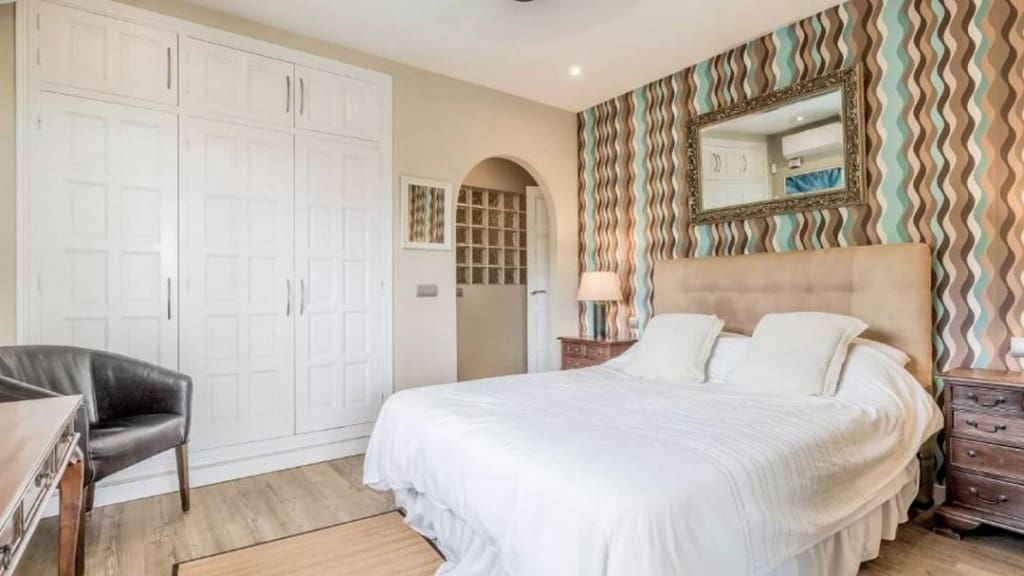 3 bedroom Villa for sale in Estepona with pool - € 1,295,000 (Ref: 8480708)