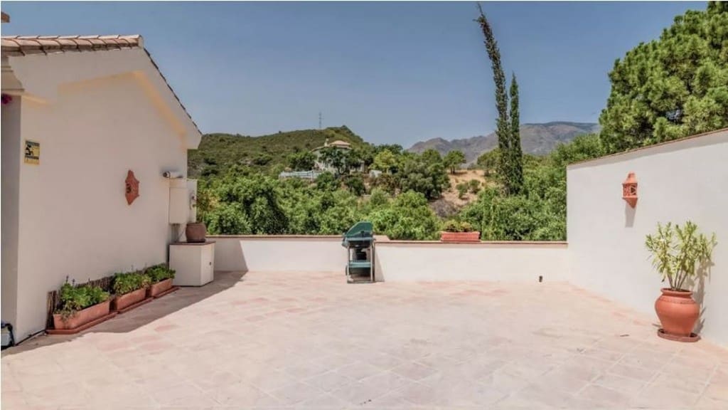 3 bedroom Villa for sale in Estepona with pool - € 1,295,000 (Ref: 8480708)
