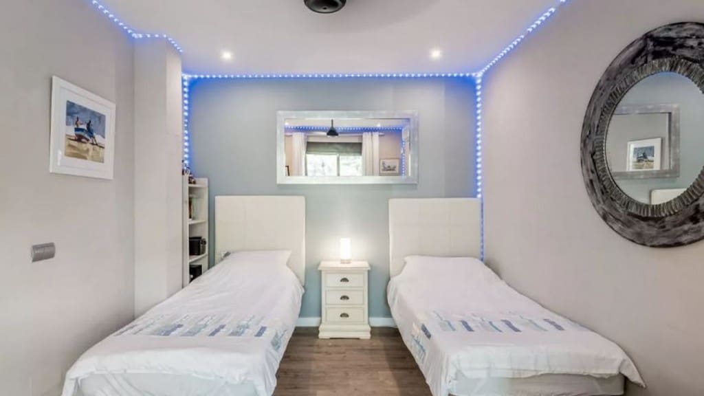 3 bedroom Villa for sale in Estepona with pool - € 1,295,000 (Ref: 8480708)