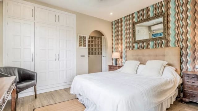 3 bedroom Villa for sale in Estepona with pool - € 1,295,000 (Ref: 8480708)