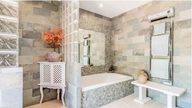 3 bedroom Villa for sale in Estepona with pool - € 1,295,000 (Ref: 8480708)