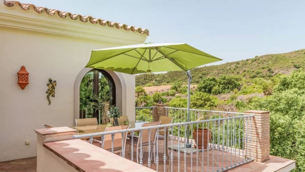 3 bedroom Villa for sale in Estepona with pool - € 1,295,000 (Ref: 8480708)