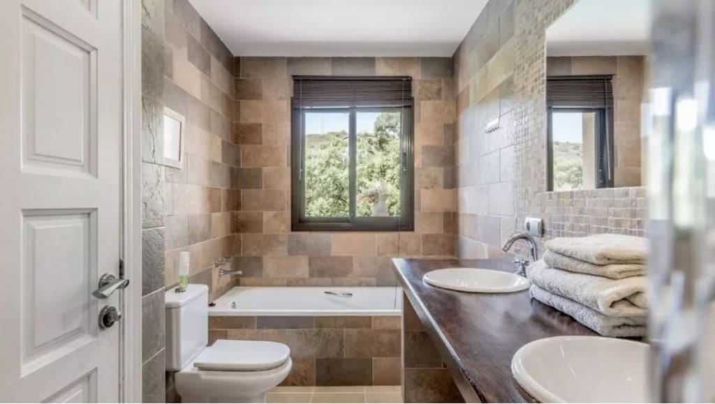 3 bedroom Villa for sale in Estepona with pool - € 1,295,000 (Ref: 8480708)