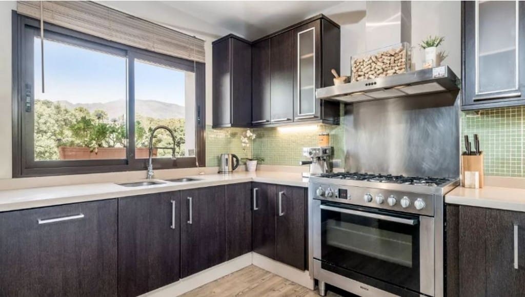 3 bedroom Villa for sale in Estepona with pool - € 1,295,000 (Ref: 8480708)