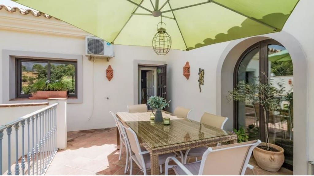 3 bedroom Villa for sale in Estepona with pool - € 1,295,000 (Ref: 8480708)