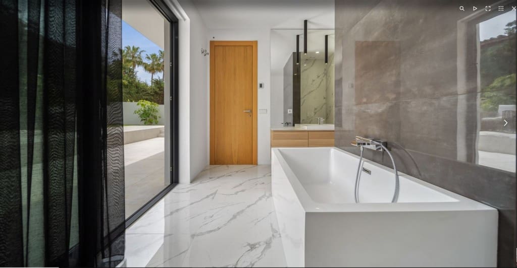 6 slaapkamer Villa te koop in Marbesa met zwembad garage - € 3.695.000 (Ref: 8775891)