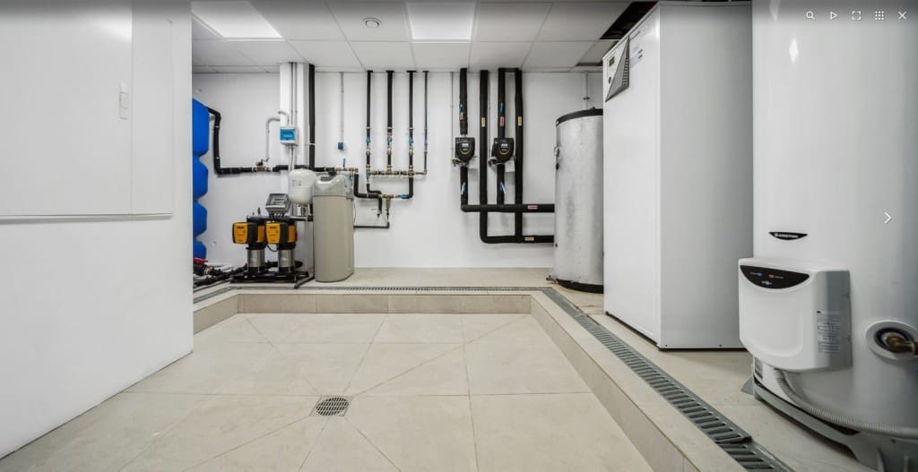 6 slaapkamer Villa te koop in Marbesa met zwembad garage - € 3.695.000 (Ref: 8775891)