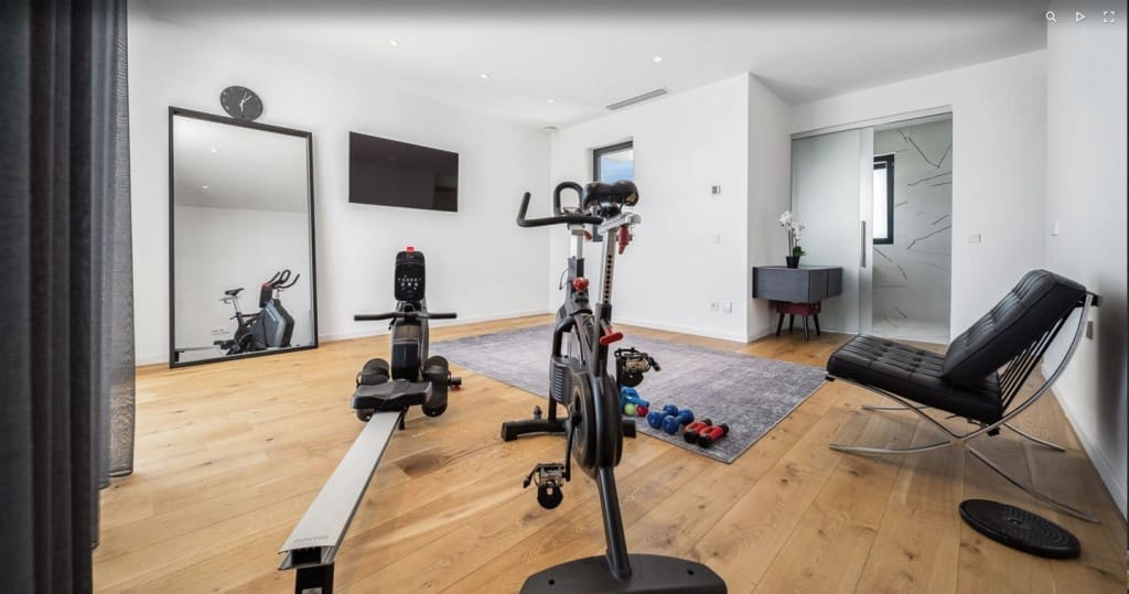 4 bedroom Villa for sale in Marbesa with pool garage - € 3,890,000 (Ref: 8791942)