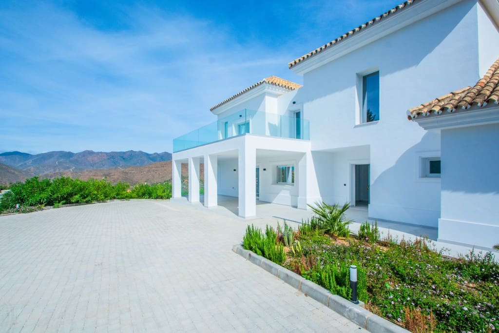 4 bedroom Villa for sale in La Mairena with pool garage - € 2,195,000 (Ref: 8866922)