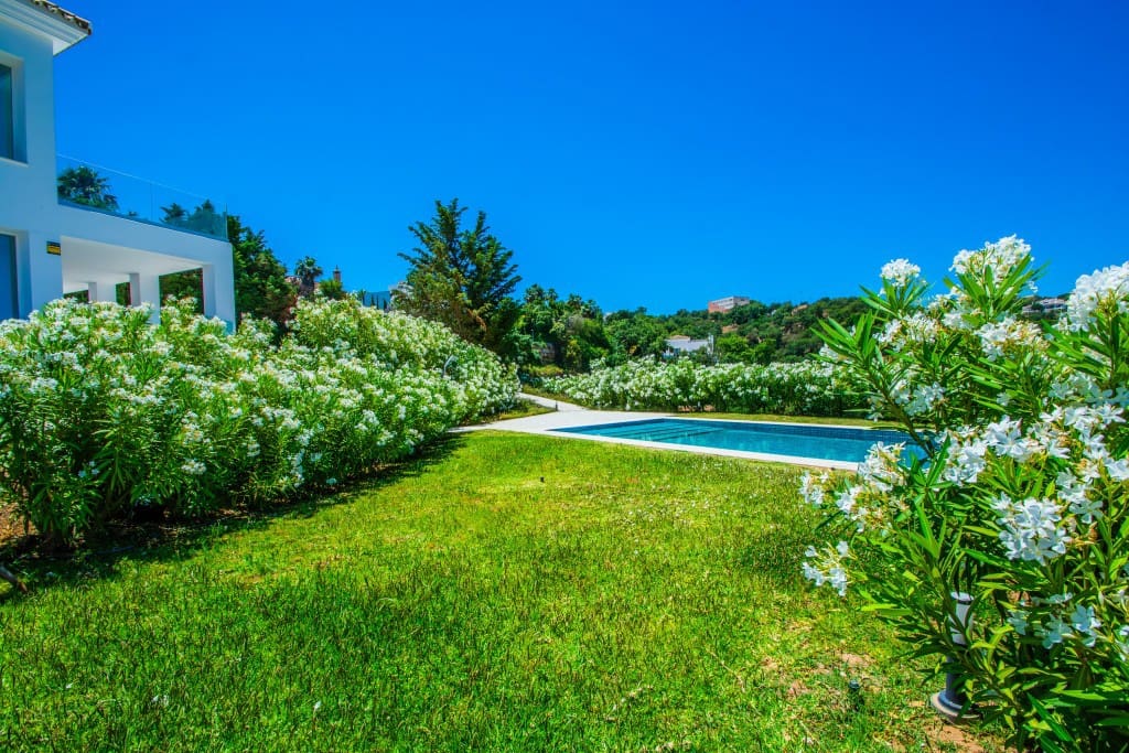 4 bedroom Villa for sale in La Mairena with pool garage - € 2,195,000 (Ref: 8866922)