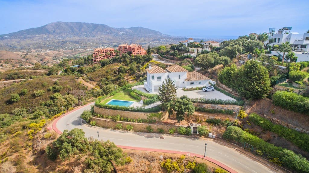 4 bedroom Villa for sale in La Mairena with pool garage - € 2,195,000 (Ref: 8866922)