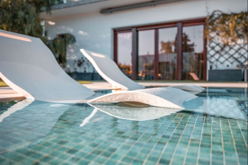 6 bedroom Villa for sale in Benahavis with pool - € 3,950,000 (Ref: 9004632)