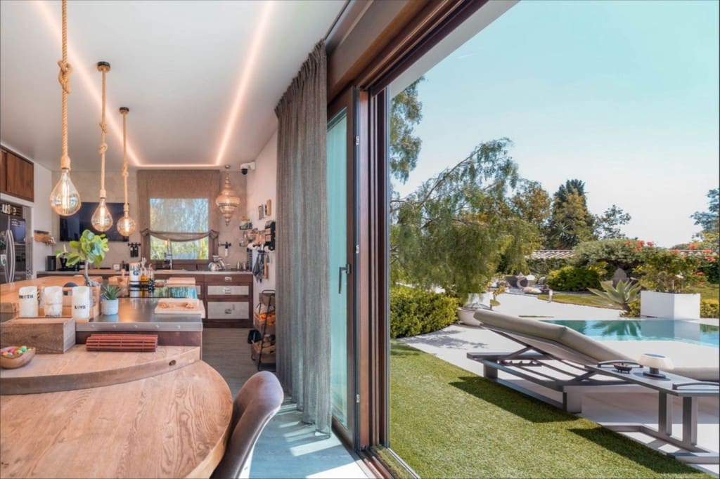 6 bedroom Villa for sale in Benahavis with pool - € 3,950,000 (Ref: 9004632)