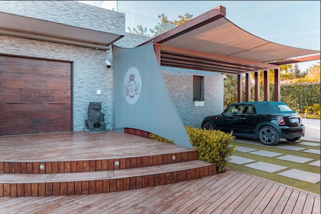 6 bedroom Villa for sale in Benahavis with pool - € 3,950,000 (Ref: 9004632)