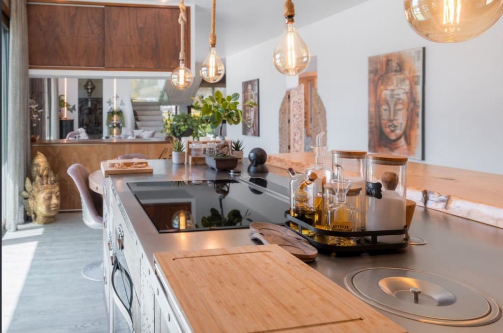 6 bedroom Villa for sale in Benahavis with pool - € 3,950,000 (Ref: 9004632)