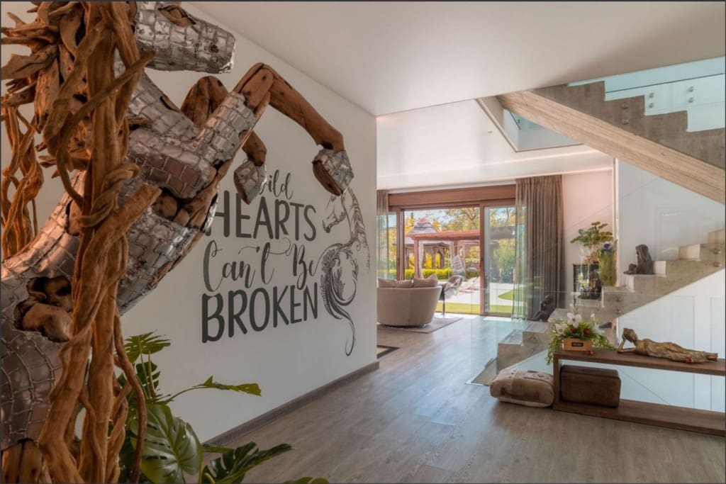 6 bedroom Villa for sale in Benahavis with pool - € 3,950,000 (Ref: 9004632)