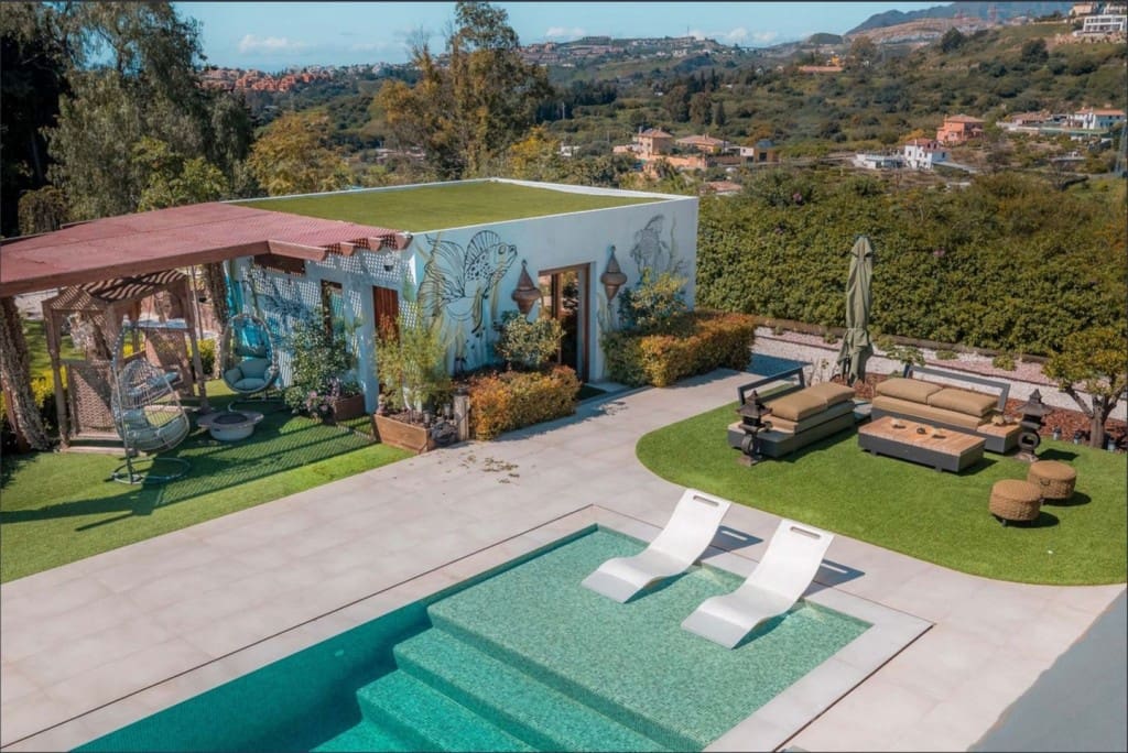 6 bedroom Villa for sale in Benahavis with pool - € 3,950,000 (Ref: 9004632)