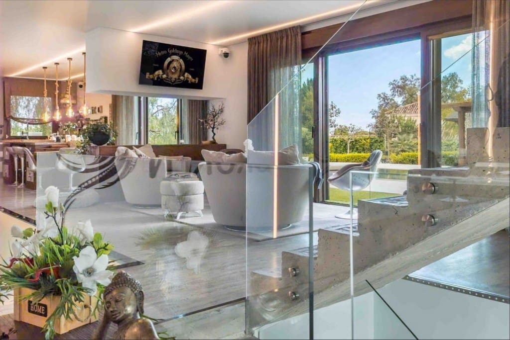 6 bedroom Villa for sale in Benahavis with pool - € 3,950,000 (Ref: 9004632)