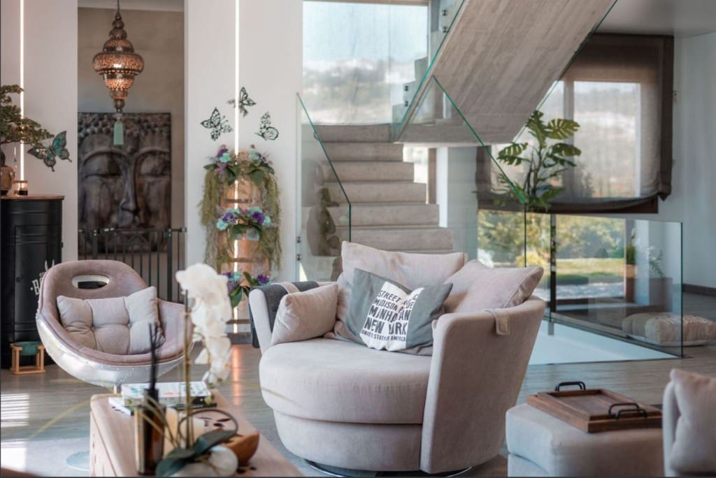 6 bedroom Villa for sale in Benahavis with pool - € 3,950,000 (Ref: 9004632)