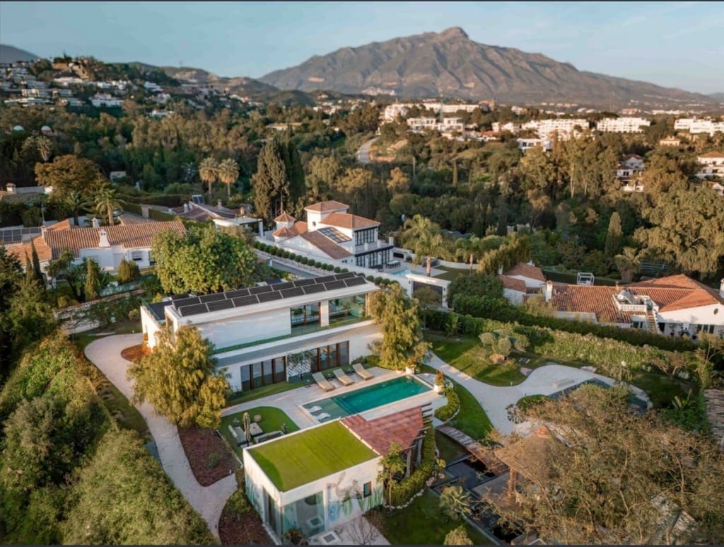 6 bedroom Villa for sale in Benahavis with pool - € 3,950,000 (Ref: 9004632)