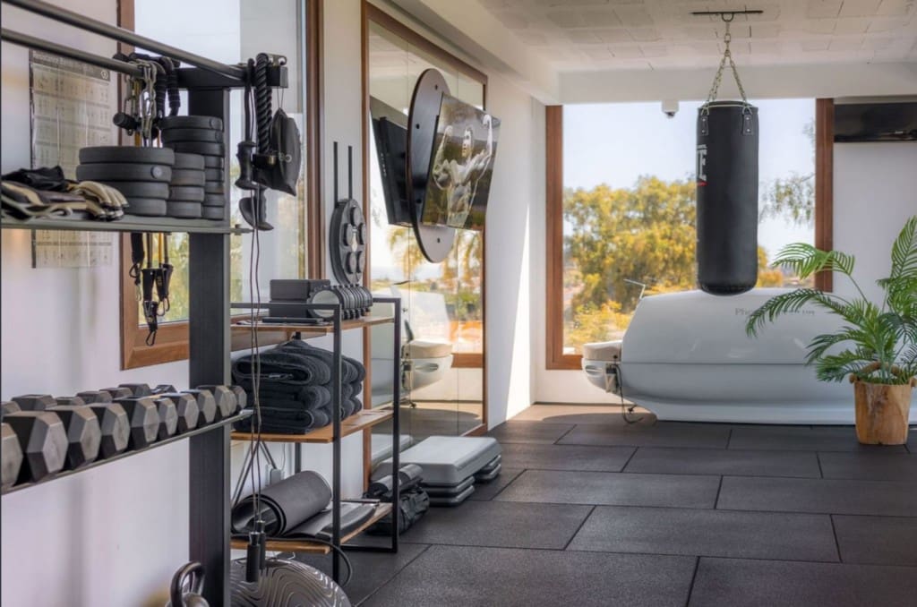 6 bedroom Villa for sale in Benahavis with pool - € 3,950,000 (Ref: 9004632)