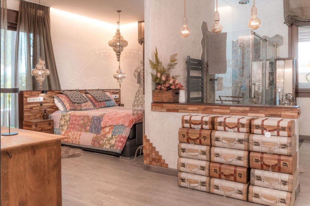 6 bedroom Villa for sale in Benahavis with pool - € 3,950,000 (Ref: 9004632)