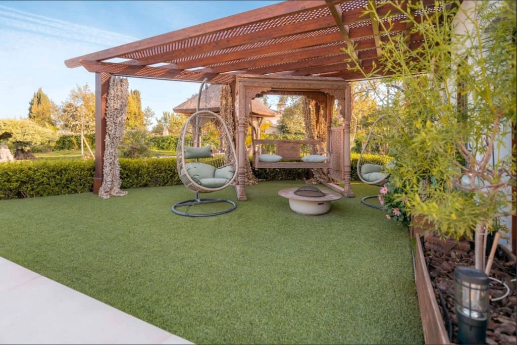 6 bedroom Villa for sale in Benahavis with pool - € 3,950,000 (Ref: 9004632)